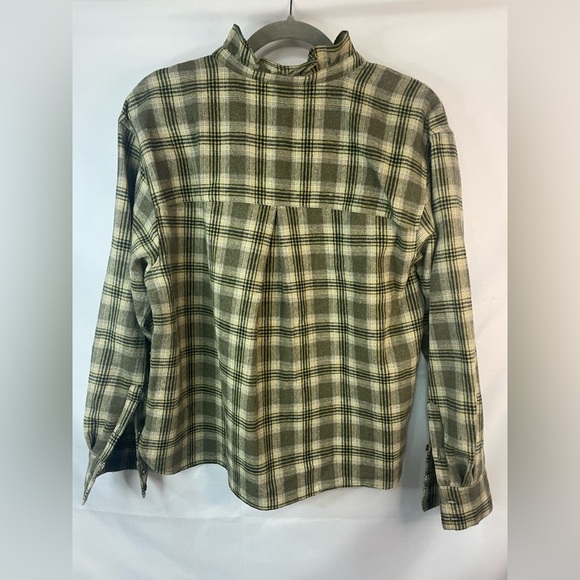 Banana Republic wool blend plaid blouse. This is loose fitting w/ a cute collar! - Picture 2 of 4